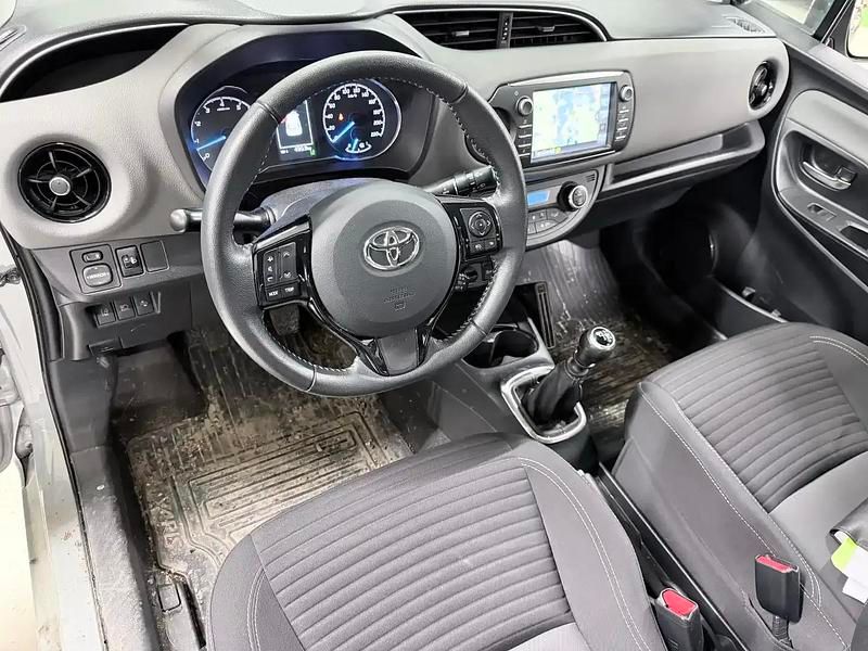 Käytetty Toyota Yaris Active 111 HP (81 kW) 2018 Hopea / harmaa Sedan