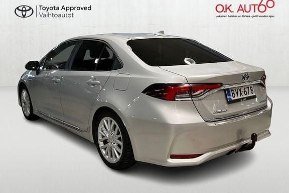 Käytetty Toyota Corolla Premium 97 HP (71 kW) 2019 Hopea Sedan