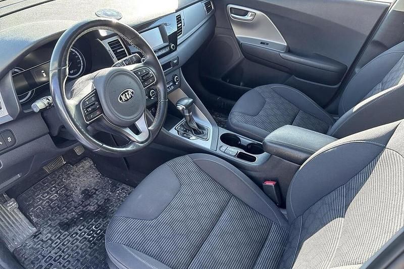 Käytetty Kia Niro LX 105 HP (77 kW) 2017 Punainen Katumaasturi