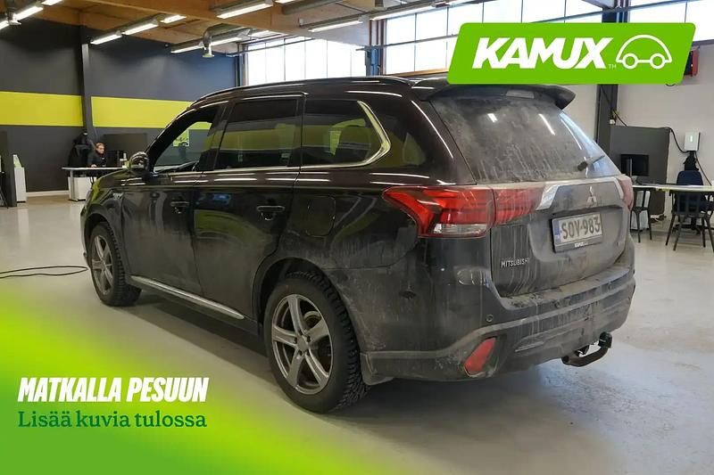 Käytetty Mitsubishi Outlander P-HEV Instyle 184 HP (135 kW) 2018 Musta Sedan