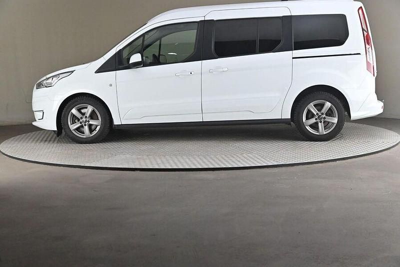 Käytetty Ford Tourneo Titanium 120 HP (88 kW) 2021 Tila-auto