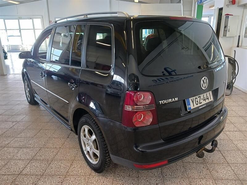 Käytetty VW Touran Highline 140 HP (102 kW) 2008 Musta Tila-auto