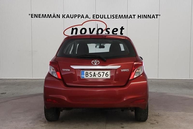 Käytetty Toyota Yaris Multidrive S 99 HP (72 kW) 2012 Punainen Viistoperä