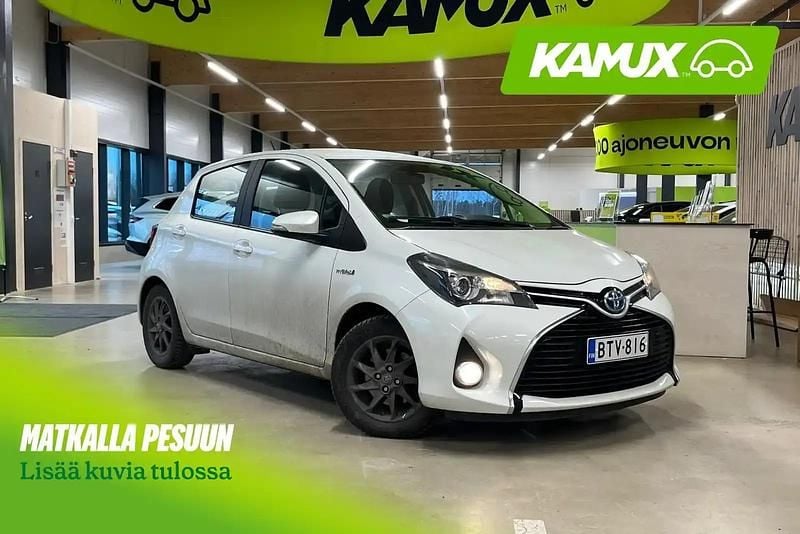 Valkoinen Käytetty 2016 Toyota Yaris Hybrid Active Sedan | 13 900 € (Perustarjous) - Kuva 1/4