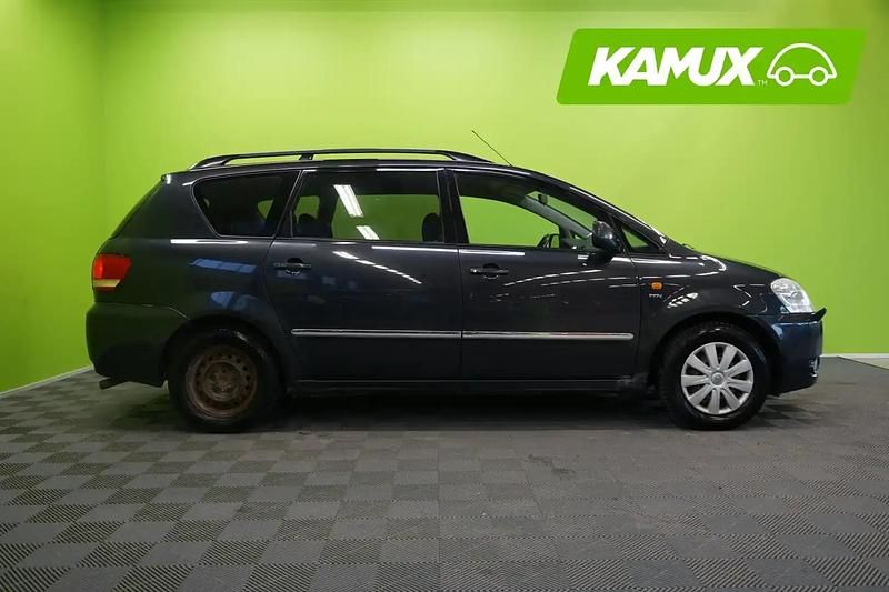 Käytetty Toyota Avensis Verso 150 HP (110 kW) 2003 Hopea / harmaa Tila-auto