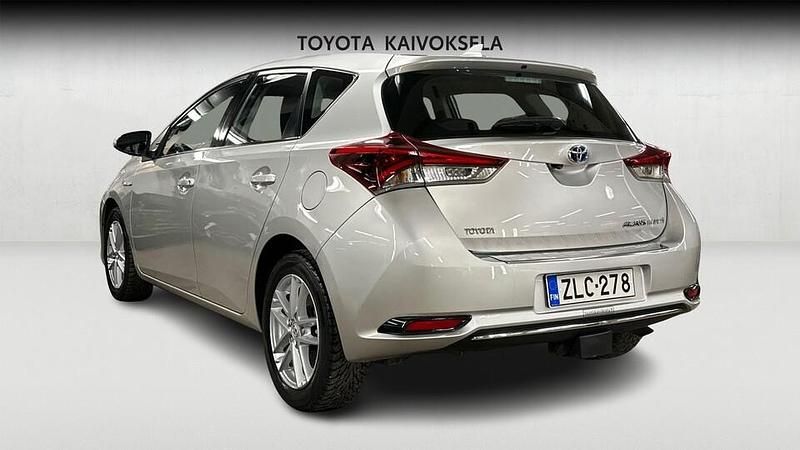 Käytetty Toyota Auris Hybrid Active 99 HP (72 kW) 2016 Hopea Viistoperä