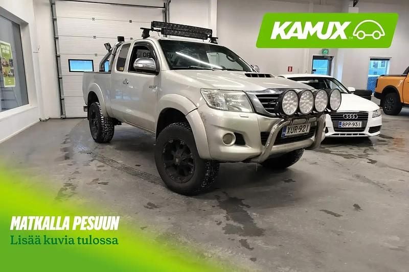 Käytetty Toyota HiLux SR 144 HP (105 kW) 2011 Hopea / harmaa Nouto