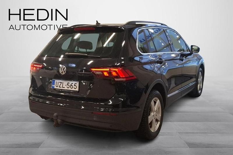 Käytetty VW Tiguan Comfortline 125 HP (91 kW) 2016 Musta Katumaasturi