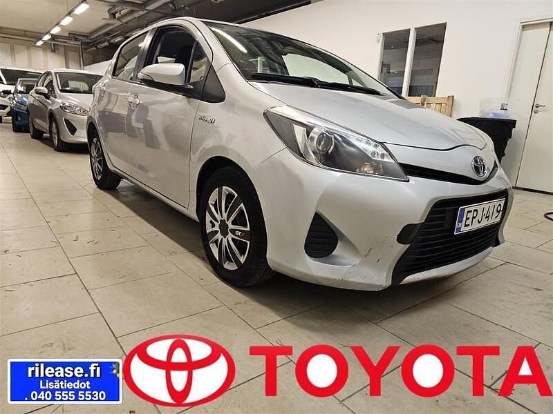 Käytetty Toyota Yaris Hybrid Edition 75 HP (55 kW) 2013 Hopea Viistoperä