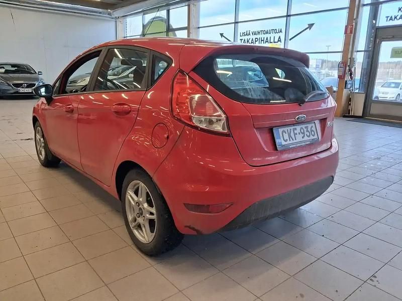 Käytetty Ford Fiesta Trend 80 HP (58 kW) 2016 Punainen Sedan