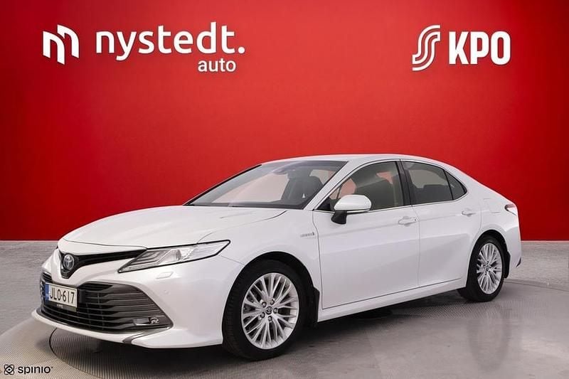 Valkoinen Käytetty 2021 Toyota Camry Style Sedan | 30 900 € (Perustarjous) - Kuva 1/3