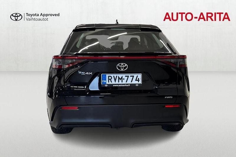 Käytetty Toyota bZ4X Active 160 kW (218 HP) 2024 Musta Katumaasturi