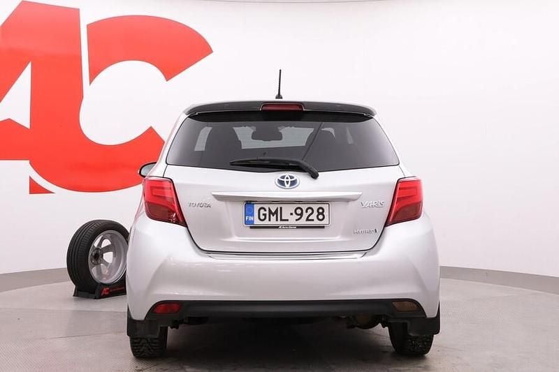 Käytetty Toyota Yaris Hybrid Premium 73 HP (53 kW) 2017 Hopea Viistoperä