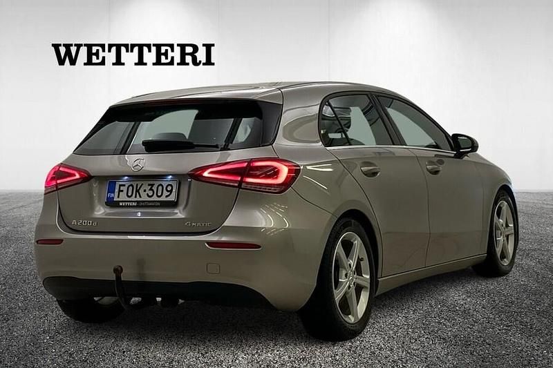 Käytetty Mercedes A200 Business 150 HP (110 kW) 2020 Harmaa Viistoperä