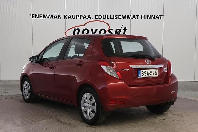 Käytetty Toyota Yaris Multidrive S 99 HP (72 kW) 2012 Punainen Viistoperä