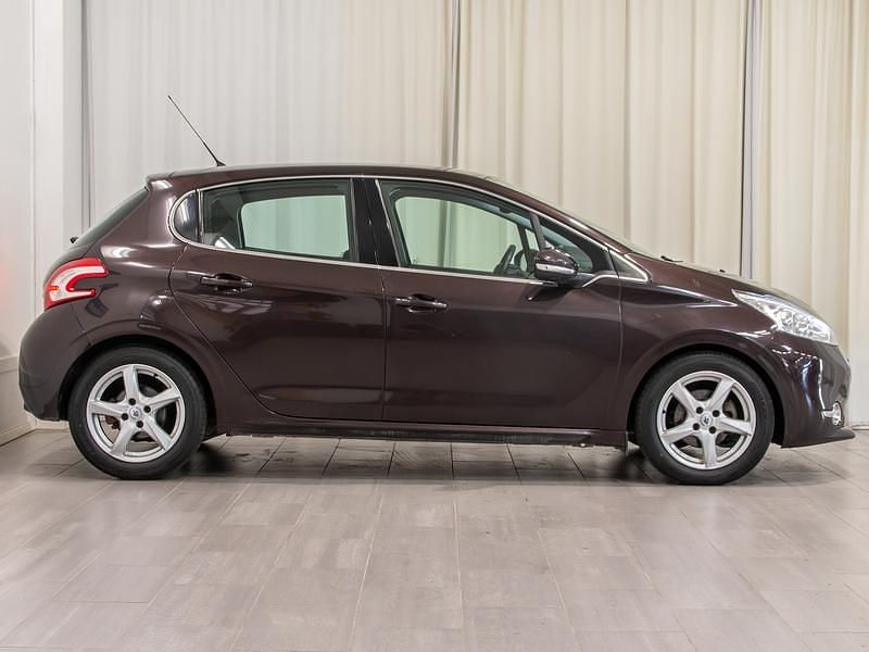 Käytetty Peugeot 208 Allure 120 HP (88 kW) 2012 Punainen Viistoperä