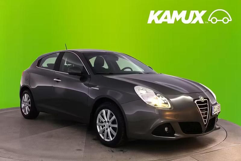 Käytetty Alfa Romeo Giulietta 120 HP (88 kW) 2011 Hopea / harmaa Sedan