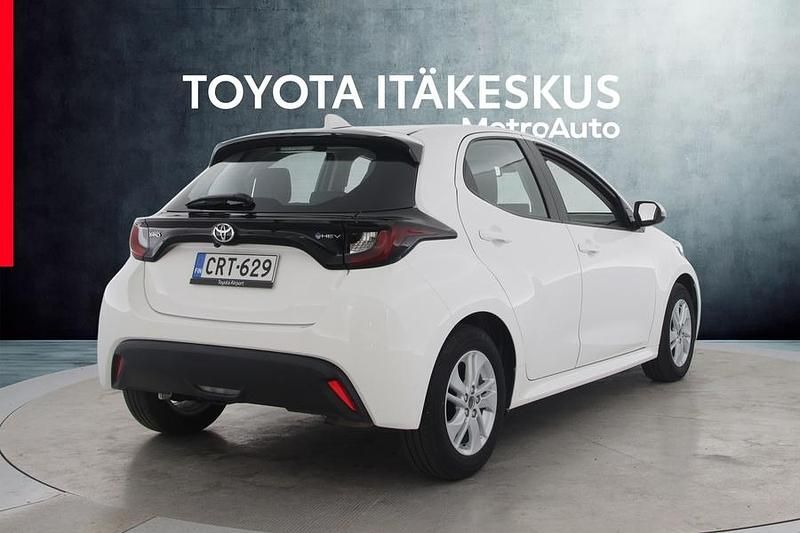 Käytetty Toyota Yaris Hybrid Active 116 HP (85 kW) 2023 Valkoinen Viistoperä