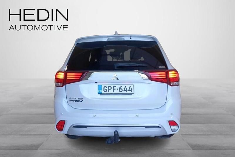 Käytetty Mitsubishi Outlander P-HEV Instyle 135 HP (99 kW) 2020 Valkoinen Katumaasturi