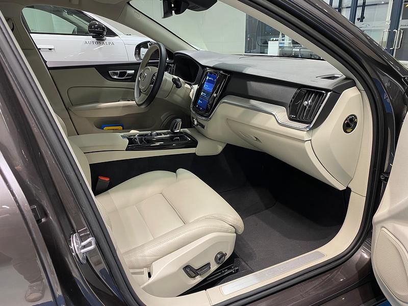 Käytetty Volvo V60 Plus 350 HP (257 kW) 2023 Farmari