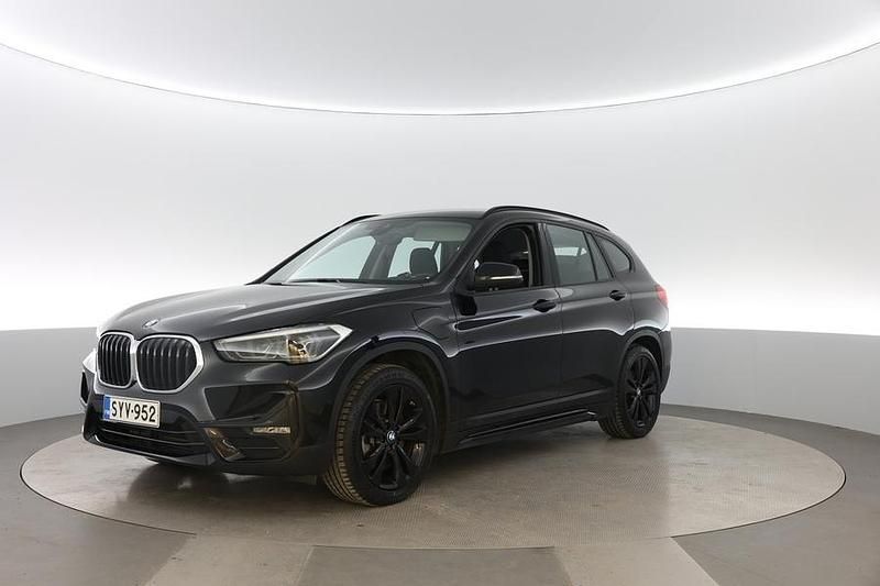 Käytetty 2021 BMW X1 Sport Line Katumaasturi | 25 990 € (Perustarjous) - Kuva 1/4