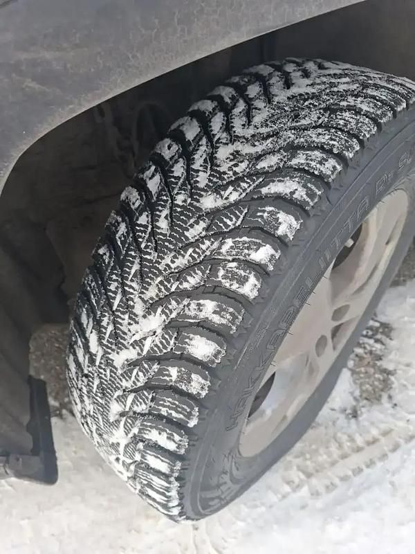 Käytetty Toyota RAV4 Hybrid Comfort 178 HP (130 kW) 2022 Hopea / harmaa Katumaasturi