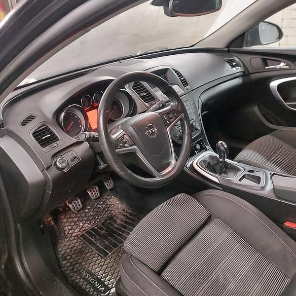 Käytetty Opel Insignia Sport 180 HP (132 kW) 2012 Musta Farmari