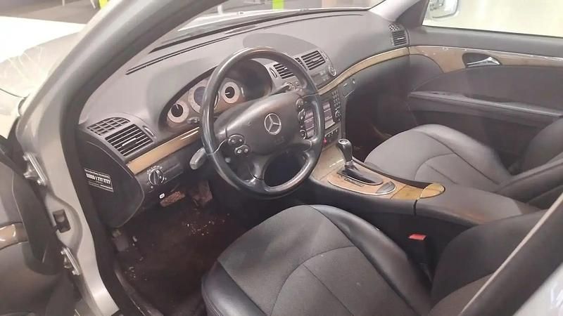 Käytetty Mercedes E280 Avantgarde 190 HP (139 kW) 2009 Hopea / harmaa Sedan