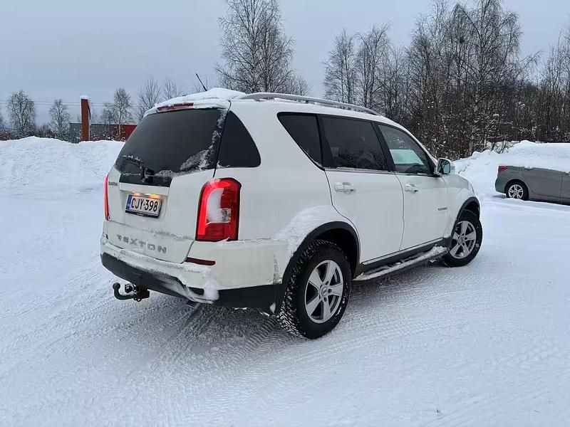 Käytetty Ssangyong (KGM) Rexton 155 HP (114 kW) 2015 Katumaasturi