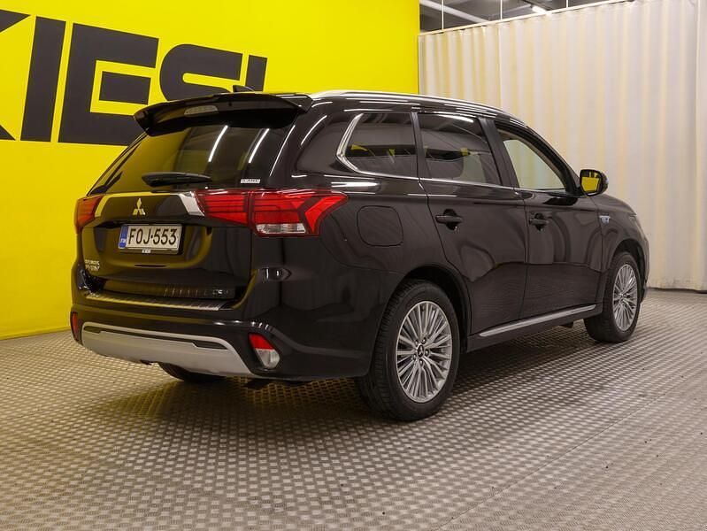 Käytetty Mitsubishi Outlander P-HEV Instyle 135 HP (99 kW) 2021 Katumaasturi