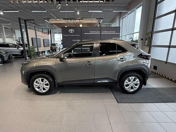 Käytetty Toyota Yaris Cross 116 HP (85 kW) 2025 Ruskea (beige) Katumaasturi
