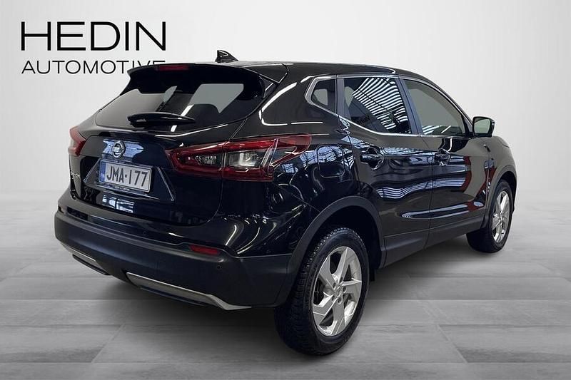 Käytetty Nissan Qashqai Acenta 158 HP (116 kW) 2021 Musta Katumaasturi