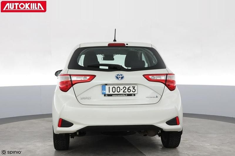 Käytetty Toyota Yaris Hybrid Active 73 HP (53 kW) 2019 Valkoinen Viistoperä