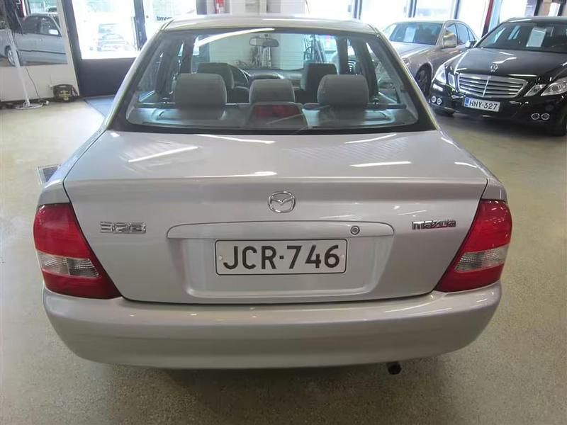 Käytetty Mazda 323 1999 Sedan