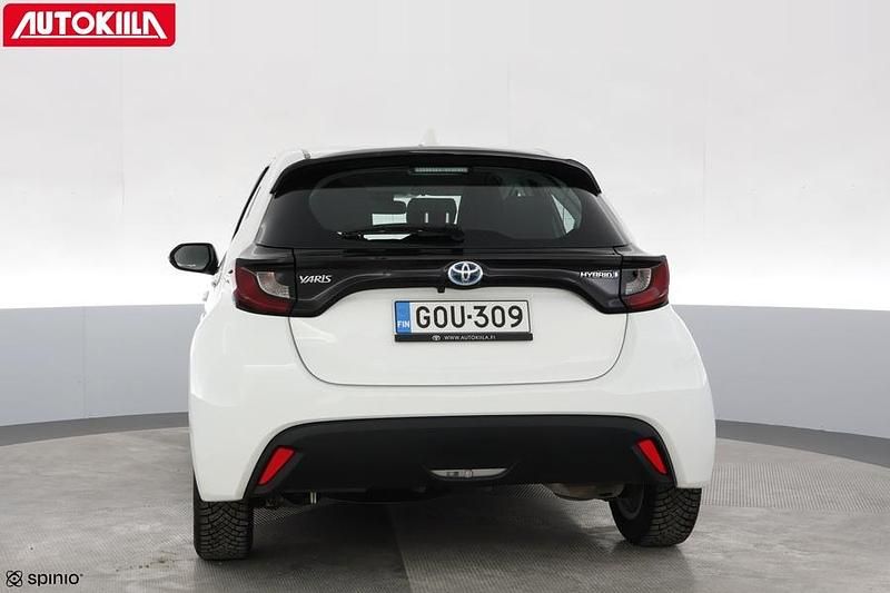 Käytetty Toyota Yaris Hybrid Active 116 HP (85 kW) 2021 Valkoinen Viistoperä