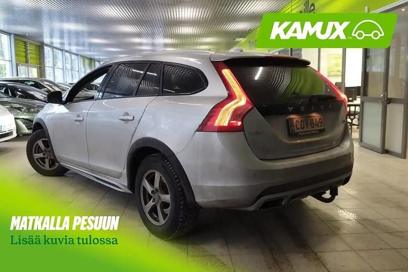 Käytetty Volvo V60 CC Business Edition 150 HP (110 kW) 2017 Hopea / harmaa Farmari