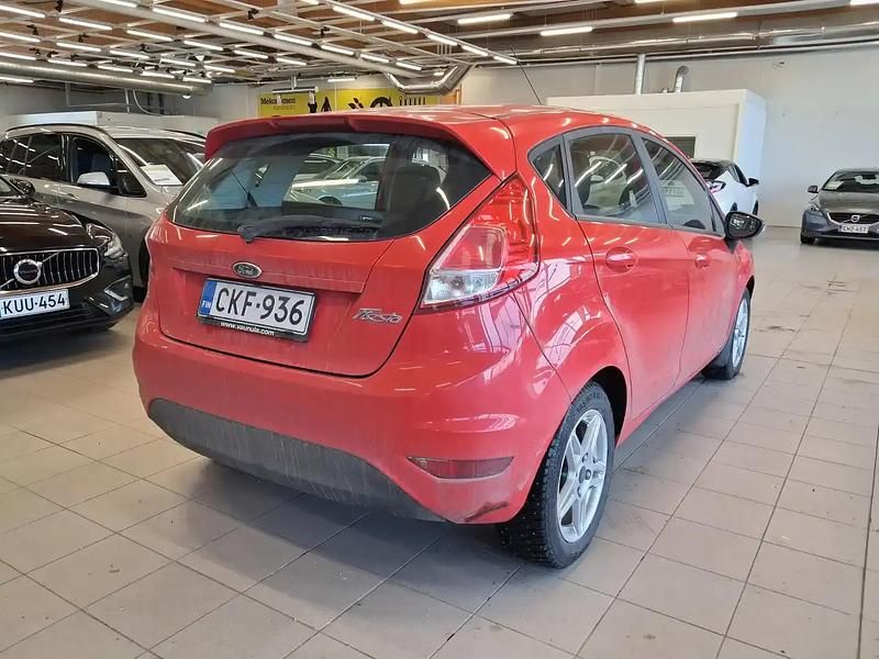 Käytetty Ford Fiesta Trend 80 HP (58 kW) 2016 Punainen Sedan