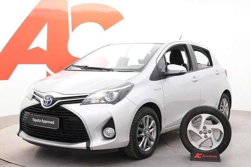 Käytetty Toyota Yaris Hybrid Active 73 HP (53 kW) 2016 Hopea Viistoperä
