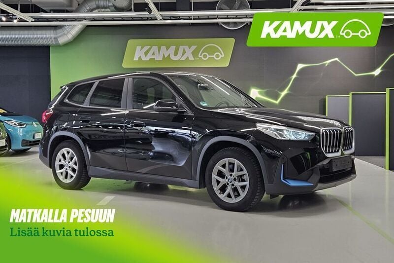 Musta Käytetty 2023 BMW iX1 Sport Line Katumaasturi | 37 900 € - Kuva 1/4