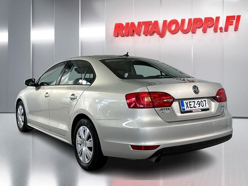 Käytetty VW Jetta Comfortline 105 HP (77 kW) 2011 Hopea Sedan