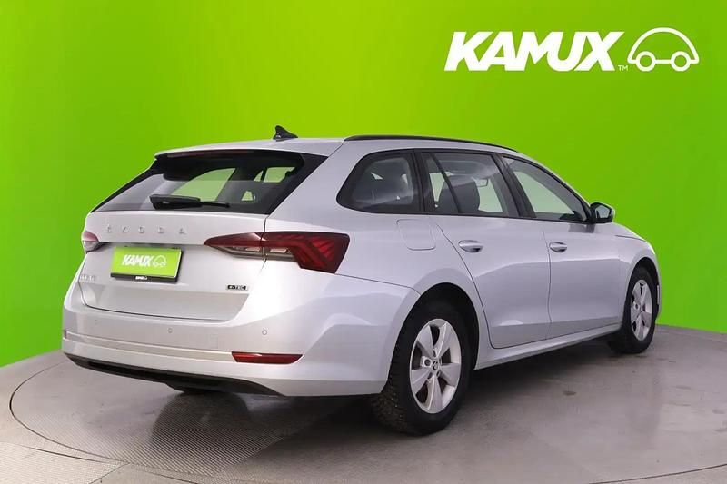 Käytetty Skoda Octavia Ambition 110 HP (80 kW) 2023 Hopea / harmaa Farmari