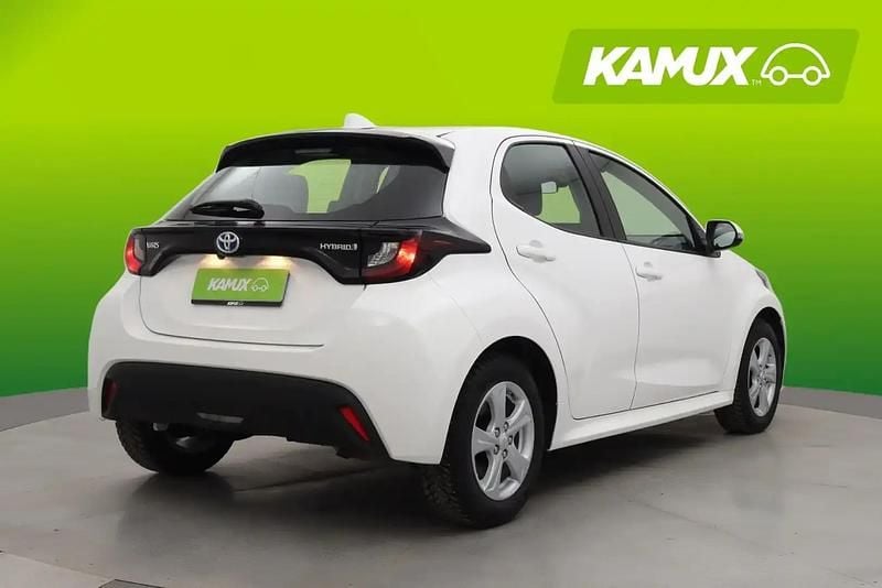 Käytetty Toyota Yaris Hybrid Active 116 HP (85 kW) 2023 Valkoinen Sedan