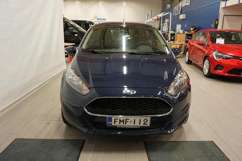 Käytetty Ford Fiesta Trend 65 HP (47 kW) 2016 Sininen Viistoperä