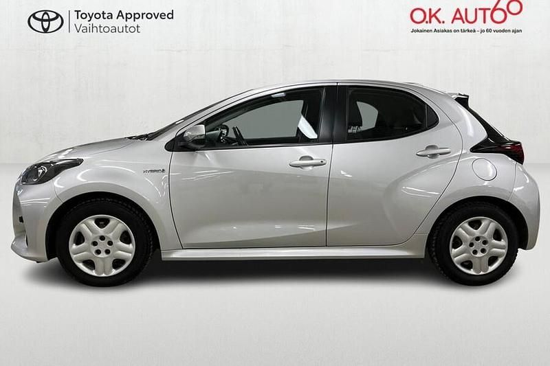 Käytetty Toyota Yaris Hybrid Active 92 HP (67 kW) 2021 Hopea Viistoperä