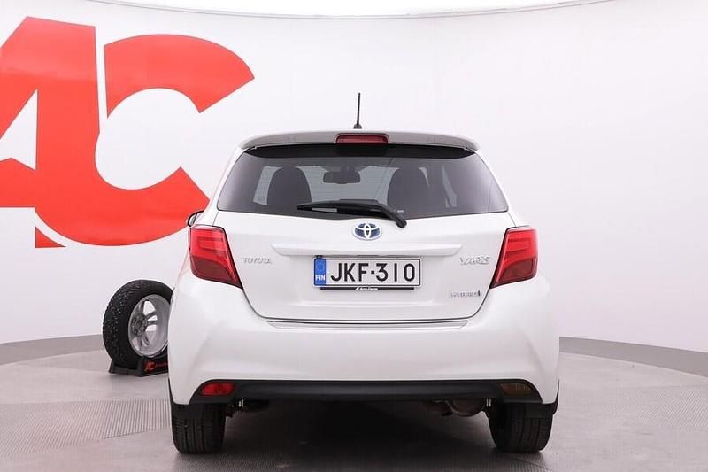 Käytetty Toyota Yaris Hybrid Style 101 HP (74 kW) 2016 Valkoinen Viistoperä