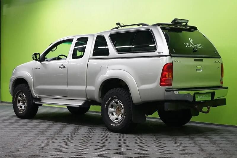 Käytetty Toyota HiLux SR 144 HP (105 kW) 2011 Hopea / harmaa Nouto