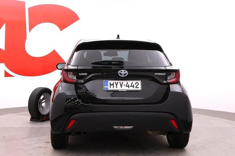 Käytetty Toyota Yaris Hybrid Active 116 HP (85 kW) 2021 Musta Viistoperä