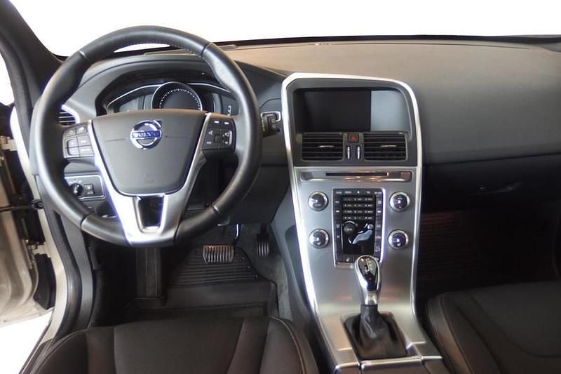 Käytetty Volvo XC60 Momentum 190 HP (139 kW) 2017 Katumaasturi