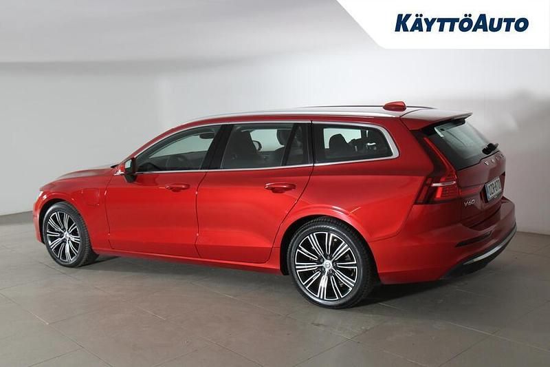 Käytetty Volvo V60 Plus 350 HP (257 kW) 2023 Fusion red metalli Farmari