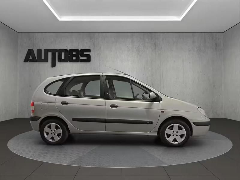 Käytetty Renault Scénic 107 HP (78 kW) 2002 Tila-auto